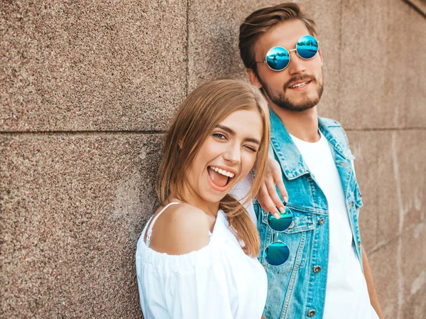 Sorrindo Menina Bonita Seu Namorado Bonito Mulher Casual Verão Dress — Fotografia de Stock