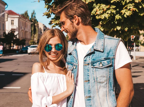 Sorrindo Menina Bonita Seu Namorado Bonito Mulher Vestido Verão Casual — Fotografia de Stock