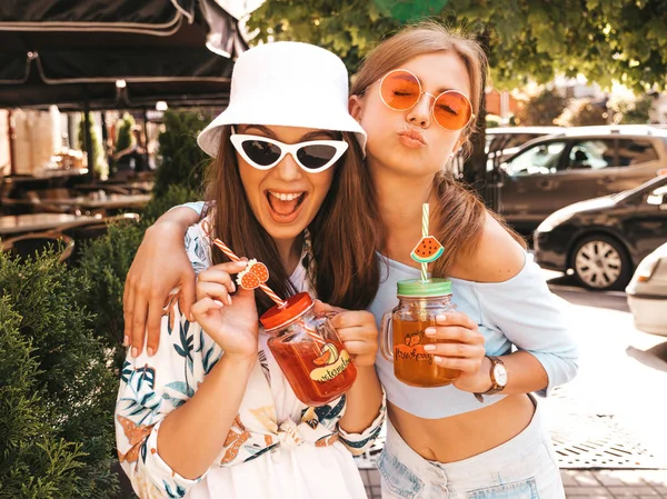 Dos Jóvenes Hermosas Chicas Hipster Sonrientes Ropa Verano Moda Sombrero — Foto de Stock