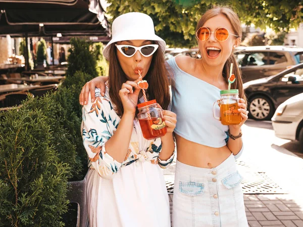 Dos Jóvenes Hermosas Chicas Hipster Sonrientes Ropa Verano Moda Sombrero — Foto de Stock