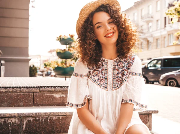 Beau Modèle Souriant Avec Coiffure Afro Boucles Habillé Robe Blanche — Photo