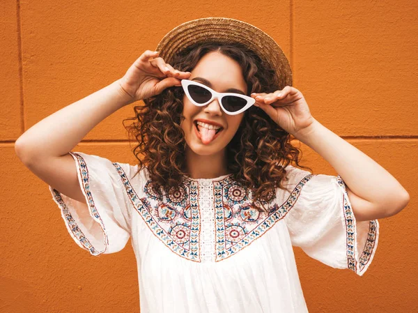 Schöne Lächelnde Modell Mit Afro Locken Frisur Sommer Hipster Weißes — Stockfoto