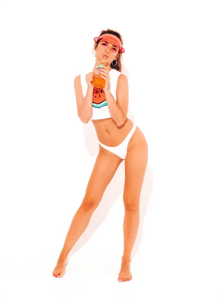 팬츠와 화제의 아름다운 섹시한 힙스터 여성의 초상화 바이저 트렌디 긍정적 — 스톡 사진