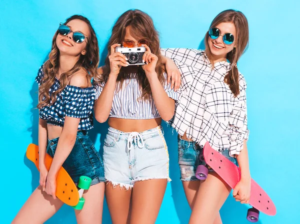 Три Сексуальні Красиві Стильні Усміхнені Дівчата Барвистими Скейтбордами Жінки Літньому — стокове фото