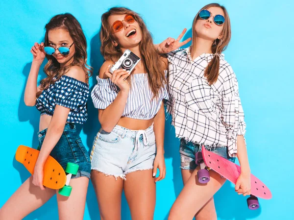 Trois Belles Filles Souriantes Élégantes Sexy Avec Des Planches Roulettes — Photo