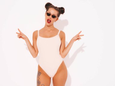 Güneş gözlüğü kırmızı dudaklar ile Genç güzel seksi hipster kadın. Yaz mayo mayo moda kız. Pozitif kadın deliriyordu. Komik model beyaz izole. İki boynuz. Barış işaretini gösterir