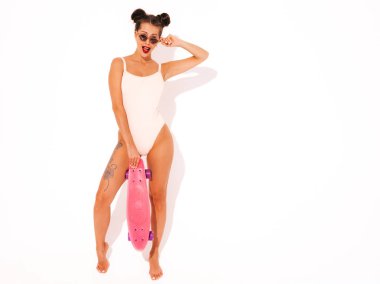 Güneş gözlüğü kırmızı dudaklar ile Genç güzel seksi gülümseyen hipster kadın. Yaz mayo mayo moda kız. Pozitif kadın pembe kuruş kaykay ile deli gidiyor, beyaz izole. İki boynuz