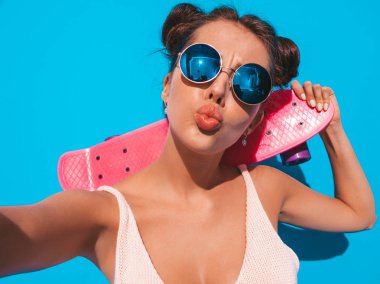 Güneş gözlüğü genç güzel seksi gülümseyen hipster kadın. Yaz aylarında trendy kız hırka örme. Pembe kuruş kaykay ile Kadın, izole