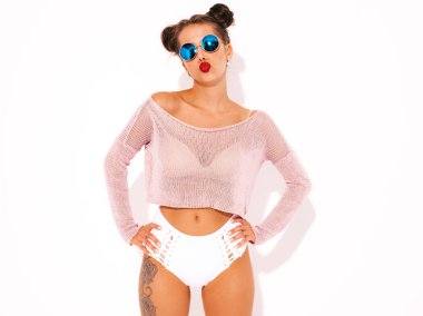 Güneş gözlüğü kırmızı dudaklar ile Genç güzel seksi gülümseyen hipster kadın. Yaz mayo giysileri trendy kız. Pozitif kadın deliriyordu. Komik model beyaz izole. İki boynuz. Ördek surat yapar