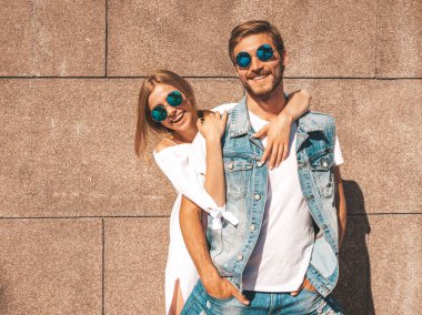 Gülümseyen güzel kız ve yakışıklı erkek arkadaşı. Günlük yazlık elbiseli bir kadın. Kot pantolonlu bir adam. Mutlu mutlu bir aile. Duvarın yanında eğlenen bir kadın.
