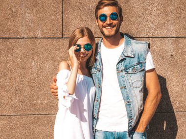 Gülümseyen güzel kız ve yakışıklı erkek arkadaşı. Günlük yazlık elbiseli bir kadın. Kot pantolonlu bir adam. Mutlu mutlu bir aile. Duvarın yanında eğlenen bir kadın.
