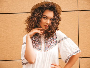 Yaz hipster beyaz elbise giymiş afro bukleler saç modeli ile güzel gülümseyen model. Seksi kaygısız kız sarı duvara yakın sokakta poz. Komik ve pozitif kadın eğleniyor