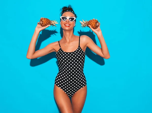 Retrato Chica Morena Sonriente Traje Baño Guisantes Verano Gafas Sol —  Fotos de Stock