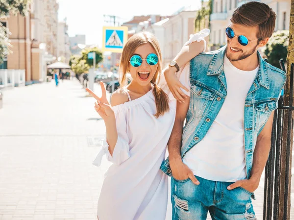 Sorrindo Menina Bonita Seu Namorado Bonito Posando Rua Mulher Vestido — Fotografia de Stock