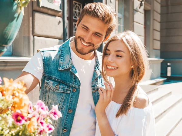 Sorrindo Menina Bonita Seu Namorado Bonito Mulher Vestido Verão Casual — Fotografia de Stock