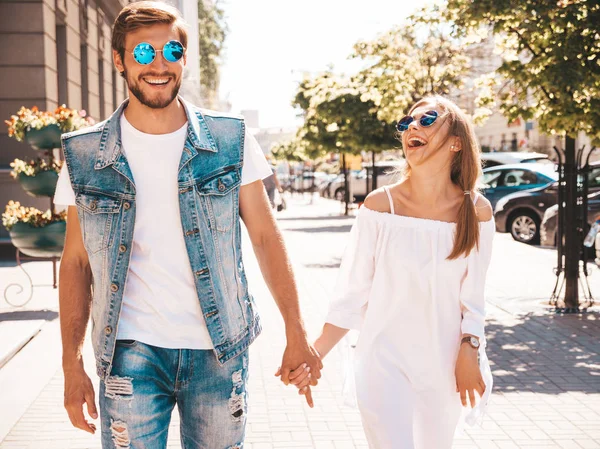 Sorrindo Menina Bonita Seu Namorado Bonito Mulher Vestido Verão Casual — Fotografia de Stock