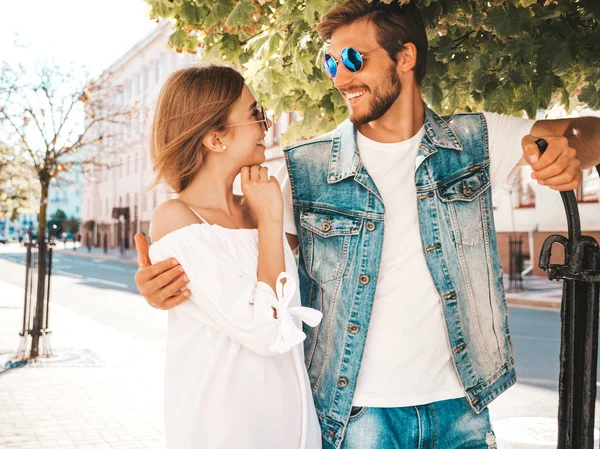 Sorrindo Menina Bonita Seu Namorado Bonito Mulher Vestido Verão Casual — Fotografia de Stock