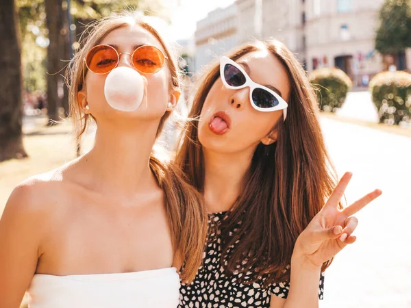 Portrait Two Young Beautiful Smiling Hipster Girls Trendy Summer Clothes — Stock Photo, Image