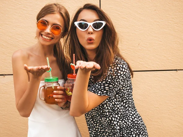 Twee Jonge Mooie Glimlachende Hipster Meisjes Trendy Zomer Jurken Sexy — Stockfoto