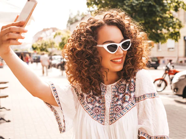 Schöne Lächelnde Modell Mit Afro Locken Frisur Gekleidet Sommer Hipster — Stockfoto