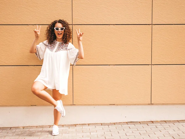 Krásný Usmívající Model Kudrnami Účesu Oblečených Letních Hipsterových Bílých Šatech — Stock fotografie