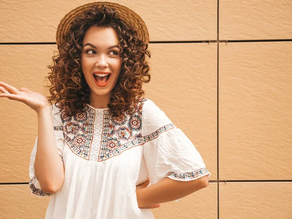 Beau Modèle Souriant Avec Afro Boucles Coiffure Habillée Robe Blanche — Photo