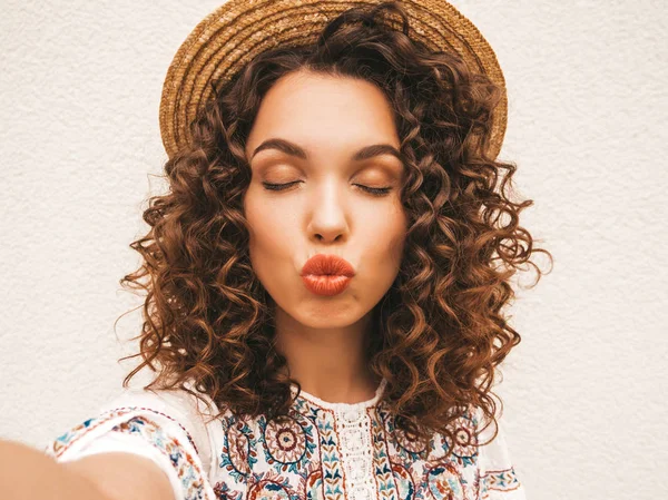 Mooi Glimlachend Model Met Afro Krullen Kapsel Gekleed Zomer Hipster — Stockfoto