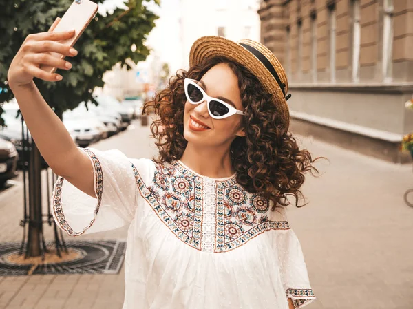 Schöne Lächelnde Modell Mit Afro Locken Frisur Gekleidet Sommer Hipster — Stockfoto