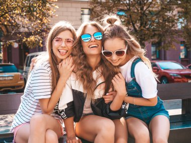 Moda yazlık giysiler üç genç güzel gülümseyen hipster kız Portresi. Seksi kaygısız kadınlar sokak arka planda poz. Güneş gözlüğü ile eğlenen pozitif modeller. Sarılma