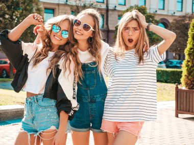 Moda yazlık giysiler üç genç güzel gülümseyen hipster kız Portresi. Seksi kaygısız kadınlar sokak arka planda poz. Güneş gözlüğü ile eğlenen pozitif modeller. Sarılma