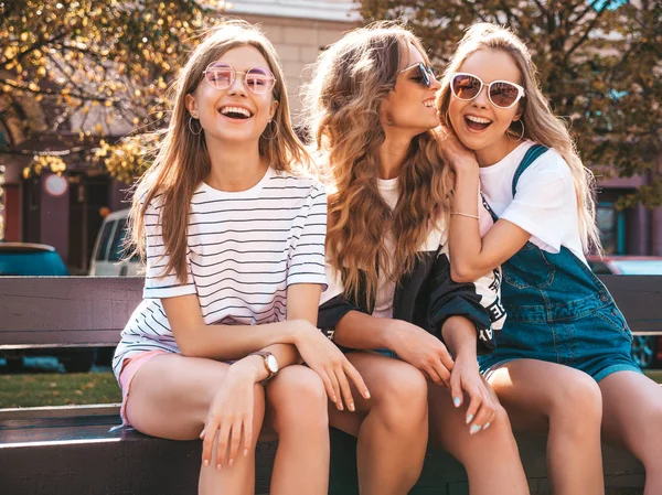 三个年轻美丽的微笑嬉皮士女孩在时髦的夏季服装的肖像 性感的无忧无虑的女人在街头背景摆姿势 正款车型在太阳镜中玩得开心 — 图库照片