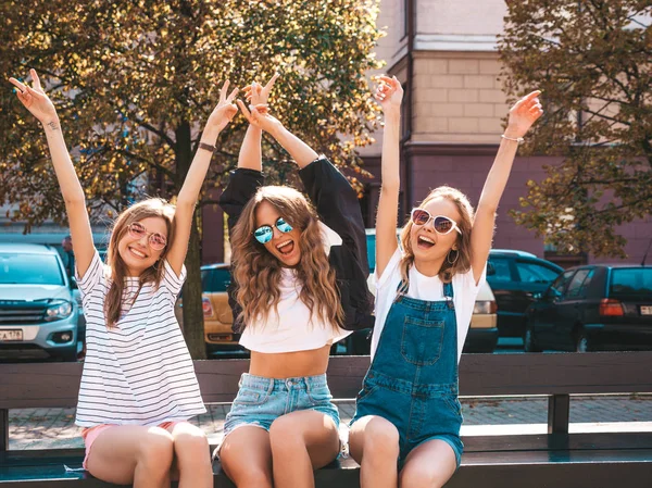 Portret Van Drie Jonge Mooie Glimlachende Hipster Meisjes Trendy Zomer — Stockfoto