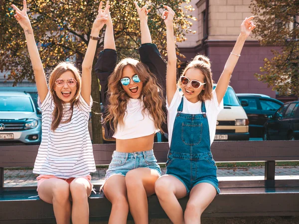 Retrato Tres Jóvenes Hermosas Chicas Hipster Sonrientes Ropa Verano Moda —  Fotos de Stock
