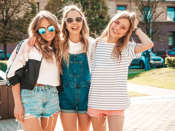 Retrato Tres Jóvenes Hermosas Chicas Hipster Sonrientes Con Ropa Verano —  Fotos de Stock