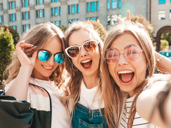 Tři Mladí Usměvavé Hipíky Letních Šatech Dívky Berou Autoportrétní Fotky — Stock fotografie