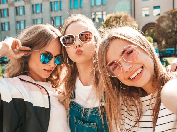 Три Молоді Усміхнені Жінки Хіпстерики Літньому Одязі Дівчата Роблять Власні — стокове фото