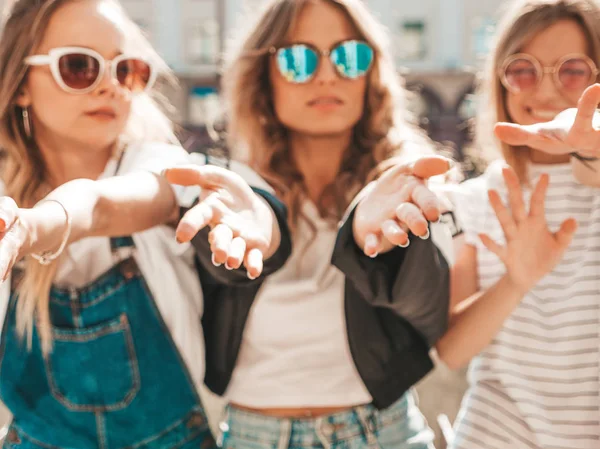 Porträtt Tre Unga Vackra Leende Hipster Tjejer Trendiga Sommarkläder Sexy — Stockfoto