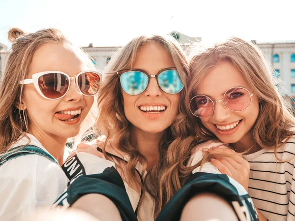 Trzy Młode Kobiety Uśmiechnięte Hipster Letnich Ubrań Dziewczyny Robienia Selfie — Zdjęcie stockowe