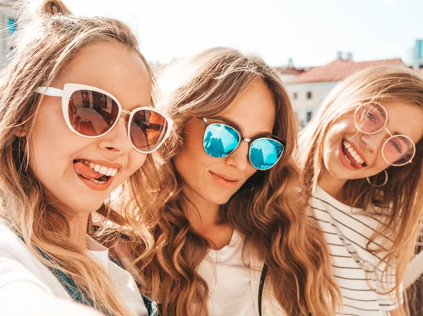 Tres Jóvenes Mujeres Hipster Sonrientes Ropa Verano Chicas Tomando Fotos — Foto de Stock