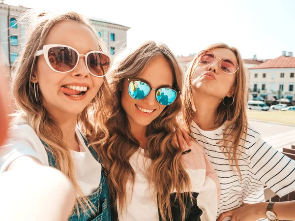 Tres Jóvenes Mujeres Hipster Sonrientes Ropa Verano Chicas Tomando Fotos —  Fotos de Stock