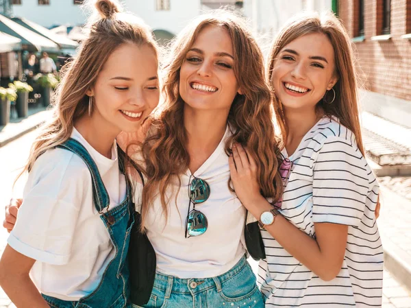 Πορτρέτο Των Τριών Νεαρών Όμορφη Χαμογελαστή Κορίτσια Μοντέρνα Καλοκαιρινά Ρούχα — Φωτογραφία Αρχείου