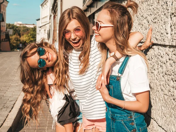 Retrato Tres Jóvenes Hermosas Chicas Hipster Sonrientes Con Ropa Verano —  Fotos de Stock