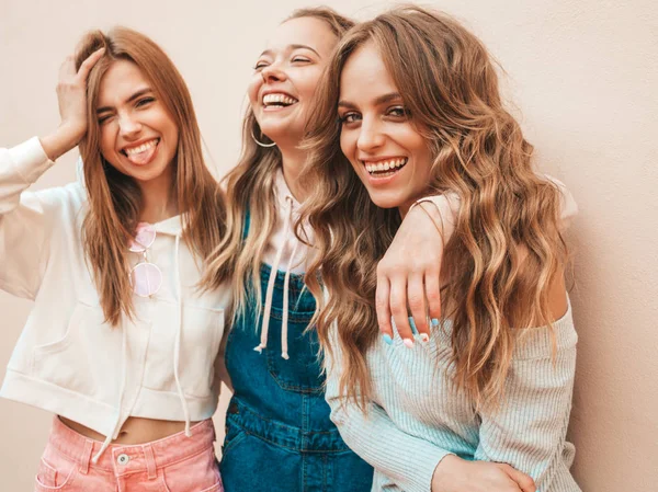 三个年轻美丽的微笑嬉皮士女孩在时髦的夏季服装的肖像 性感的无忧无虑的女人在墙边的街道上摆姿势 积极模型有乐趣 — 图库照片