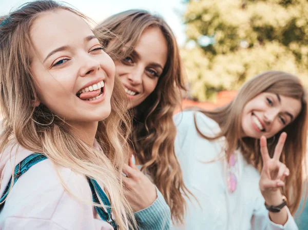 Portret Trzech Młodych Pięknych Uśmiechniętych Hipster Dziewcząt Modne Letnie Ubrania — Zdjęcie stockowe