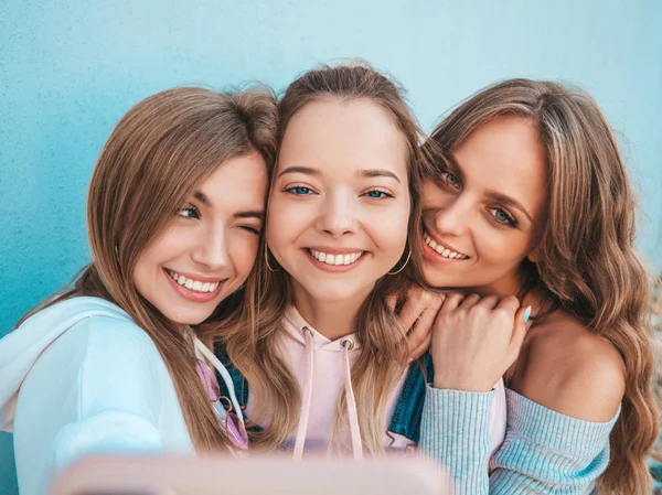Tre Unga Leende Hipster Kvinnor Sommarkläder Flickor Tar Selfie Självporträtt — Stockfoto