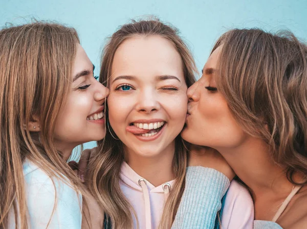 Porträtt Tre Unga Vackra Leende Hipster Tjejer Trendiga Sommarkläder Sexy — Stockfoto