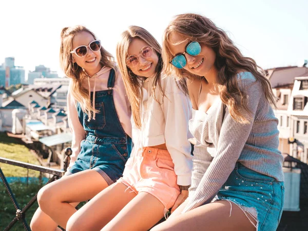 Três Jovens Meninas Bonitas Sorridentes Hipster Roupas Verão Moda Mulheres — Fotografia de Stock