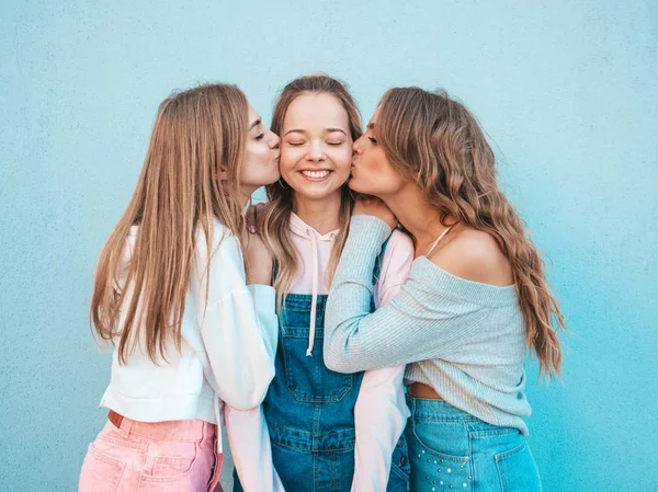 Portret Trzech Młodych Pięknych Uśmiechniętych Hipster Dziewcząt Modne Letnie Ubrania — Zdjęcie stockowe