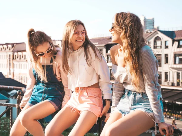 Três Jovens Meninas Bonitas Sorridentes Hipster Roupas Verão Moda Mulheres — Fotografia de Stock