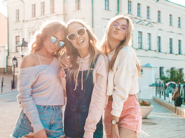 Retrato Tres Jóvenes Hermosas Chicas Hipster Sonrientes Con Ropa Verano — Foto de Stock